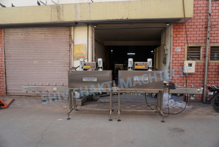 Two Stage Bottle Shrink Sleeve Machine With Rotating Pucks
